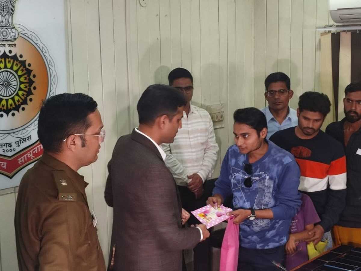 रायपुर पुलिस का न्यू ईयर गिफ्ट, एसएसपी ने बांटे 50 लाख के मोबाइल फोन